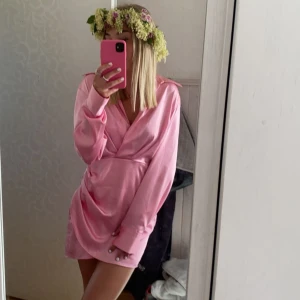 rosa satinklänning - superfin klänning ifrån zara som endast är använd en gång🩷