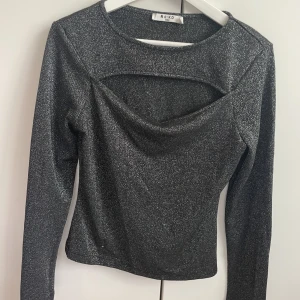 Glittrig topp - Glittrig, festlig tröja från NaKd