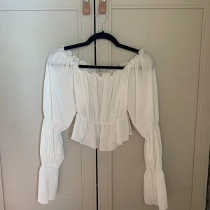 Vit topp - Söt topp ifrån nelly. Ganska genomskinlig, resår i midja, armveck, hals. Endast testad 