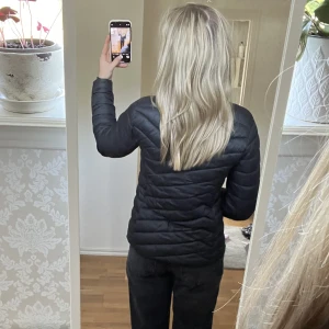 Dunjacka  - Säljer min dunjacka från Mckinley! Användts mycket men är hel och fin😊 Inga hål och alla dragkedjor funkar utan problem🙌 köpte jacka för runt 800kr. Perfekt till hösten💗 Slriv till mig vid intresse💕