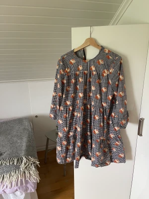 GANNI klänning - Säljer min underbara klänning från Ganni!! Såååå fin och i storlek 38. Perfekt skick. Skriv för frågor🩷🩷💕