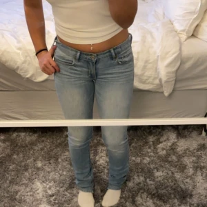 Lågmidjade jeans - Snygga lågmidjade jenas från Abercrombie & Fitch. Storlek 27 men sitter tajt på mig som är 25 Går ner i pris vid snabb affär🌟