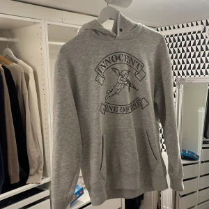 One of one hoodie grå - Storlek M. Användt den fåtal gånger. Snören finns att sätta på