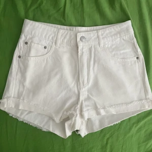 Jeansshorts BikBok - Jeansshorts från BikBok i storlek S. Ej använda, endast provade.  Köparen står för frakten. 