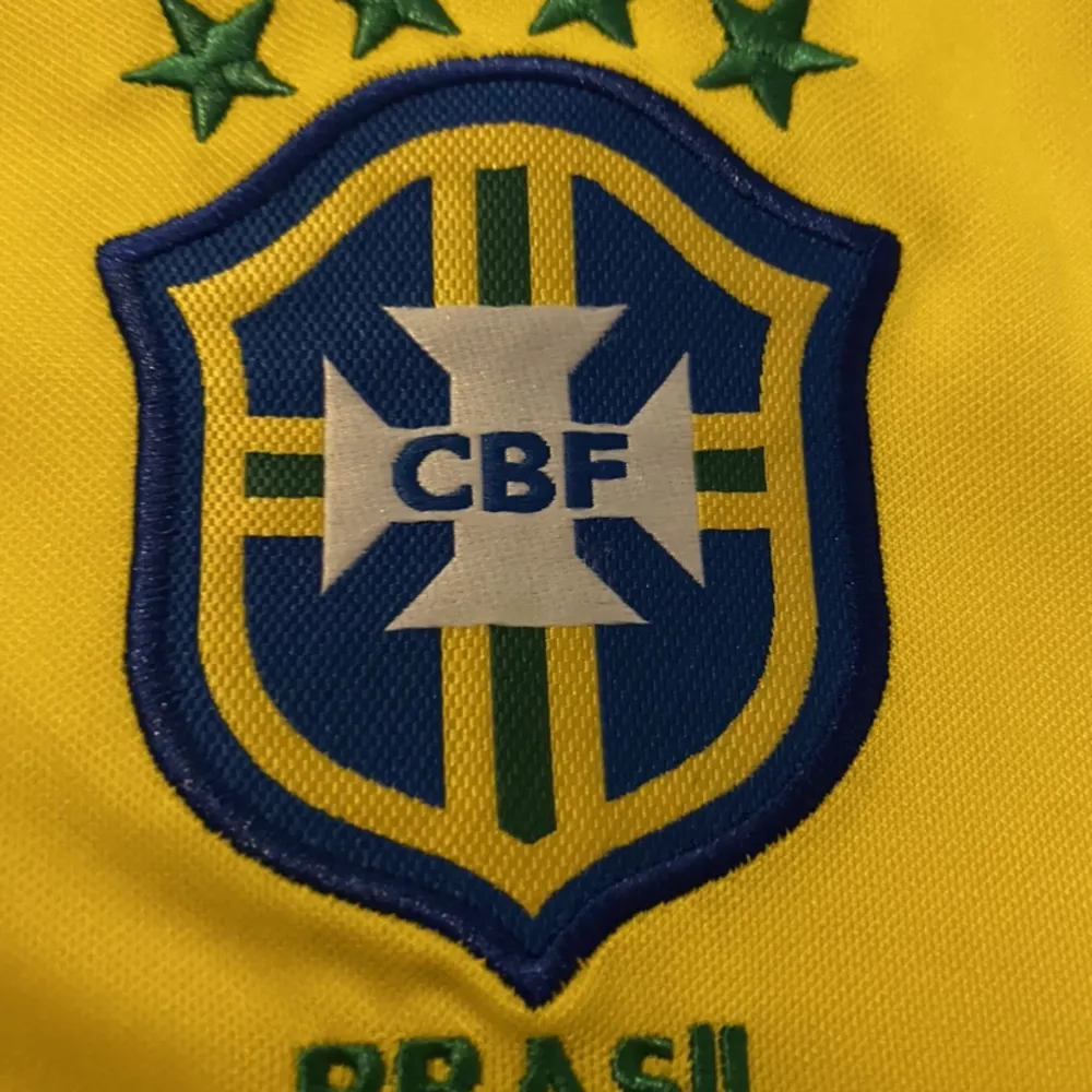 Säljer min retro Brasilien tröja med legenden Ronaldinho nummer 11. Skulle säga 9-10/10 skick. Ifall du har frågor eller vill ha mer bilder skriv privat. Passar både M och S storlek.. T-shirts.