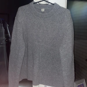 Arket tröja stickad - En jättefin grå stickad tröja från arket i storlek M, säljer pga att jag har växt ur den.  Knappast använd bra skick Fråga gärna efter mer bilder.  Den kostar 850 kr som ny men mitt pris är 350 (går att diskutera vid snabb affär)