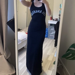 Maxiklänning - Maxiklänning med brottarrygg, texten ”Los Angeles” på bröstet