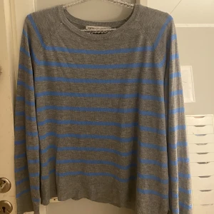 Grå blå randig zara tröja! - Grå-blå randig super fin zara tröja!😍🤍💋 ordinarie pris: 250kr