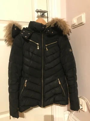 Hollies jacka  - Säljer denhär jättefina hollis jackan! I bra skick förutom på dragkedjan ni ser på bilden så har metal grejen gått av men det funkar fortfarande att stänga jackan utan problem! Jackan har även äkta päls på luvan. Skriv om ni har några frågor!💗