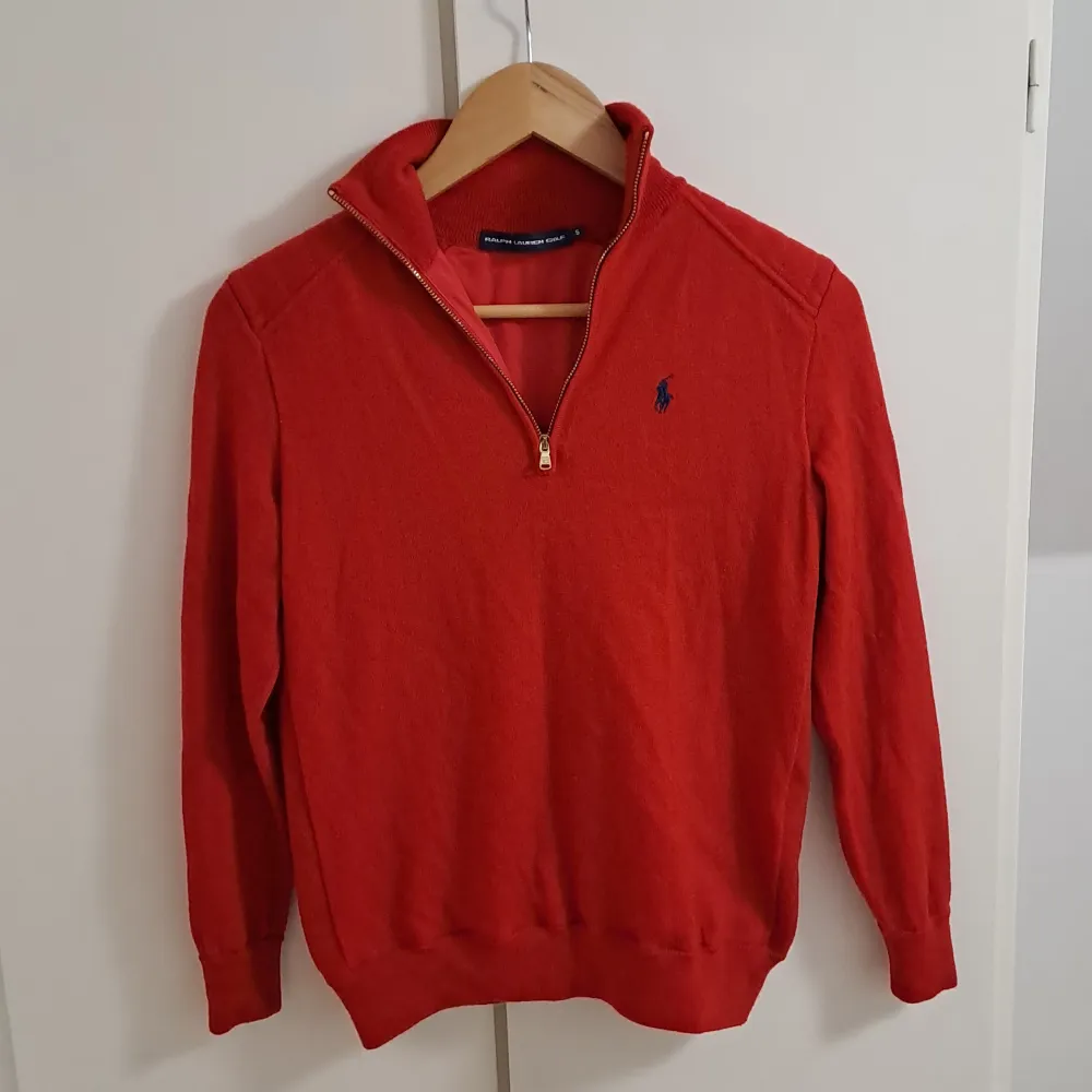En fin Ralph Lauren tröja I small modell, har två små noppar på magen (se bild 3)  Bredd: 40 Längd: 60. Tröjor & Koftor.