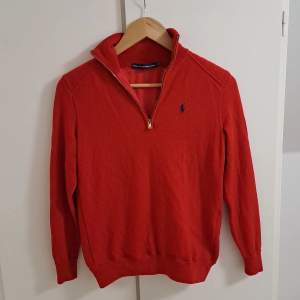 En fin Ralph Lauren tröja I small modell, har två små noppar på magen (se bild 3)  Bredd: 40 Längd: 60