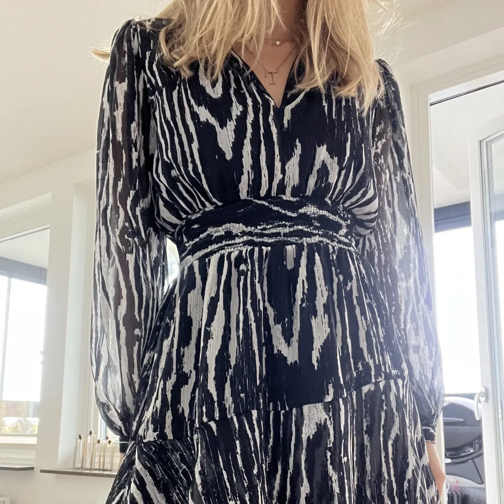 Finaste zebramönster klänningen från Zara, knappt använd ❤️ perfekt till vardags och fest. Klänningar.