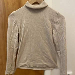 152 TRÖJA  - Nu säljer jag denna fina tröja från mango pga att den är för liten 💕 inga hål eller liknande. 120kr + frakt📦🚚 !Tryck INTE på köp nu!