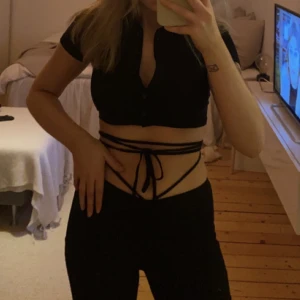 Set MOTEL - Set på två delar från MOTEL rocks. Både top och byxOr har långa band som kan knytas valfritt! Använd en gång!  I bonullsmaterial :)