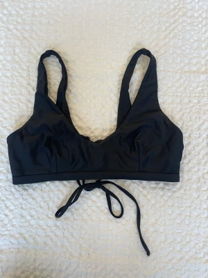 Bikini - Bikiniöverdel, svart. Knytning bak vilket gör att man kan anpassa storleken. Väldigt fin. Har förmåga svarta bikinisar och denna har knappt blivit använd. 