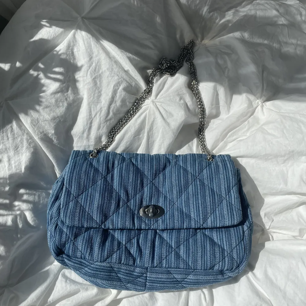 En fin blå väska från Beck Söndergaard som endast använts en gång. Mycket bra skick! . Väskor.