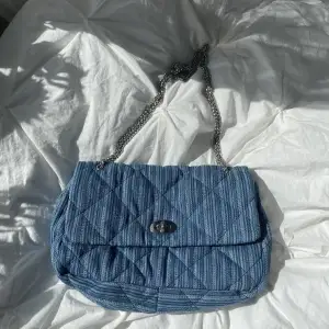 En fin blå väska från Beck Söndergaard som endast använts en gång. Mycket bra skick! 