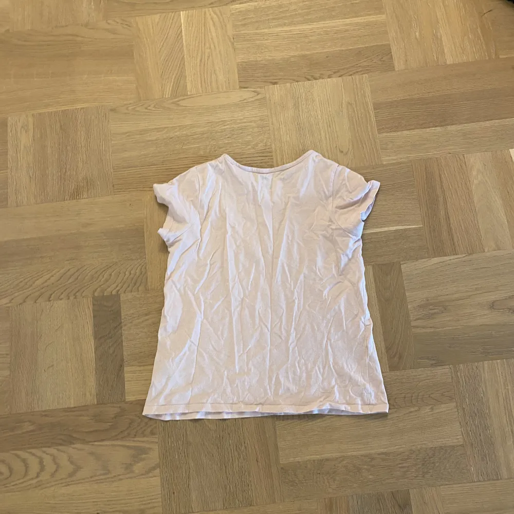 Nu säljer jag denna fina  T-shirten stl 134-140 från H&M pga att den är för liten 💕 inga hål eller liknande. 30kr + frakt 🚚📦 !Tryck INTE på köp nu!. T-shirts.