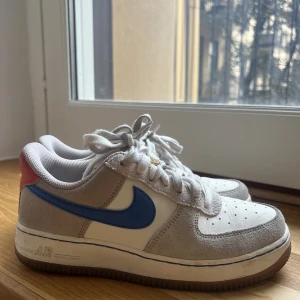 Nike af1 swoosh - Säljer mina relativt oanvända Nike-skor! Unika tror inte de säljs längre. Endast bra priser! 