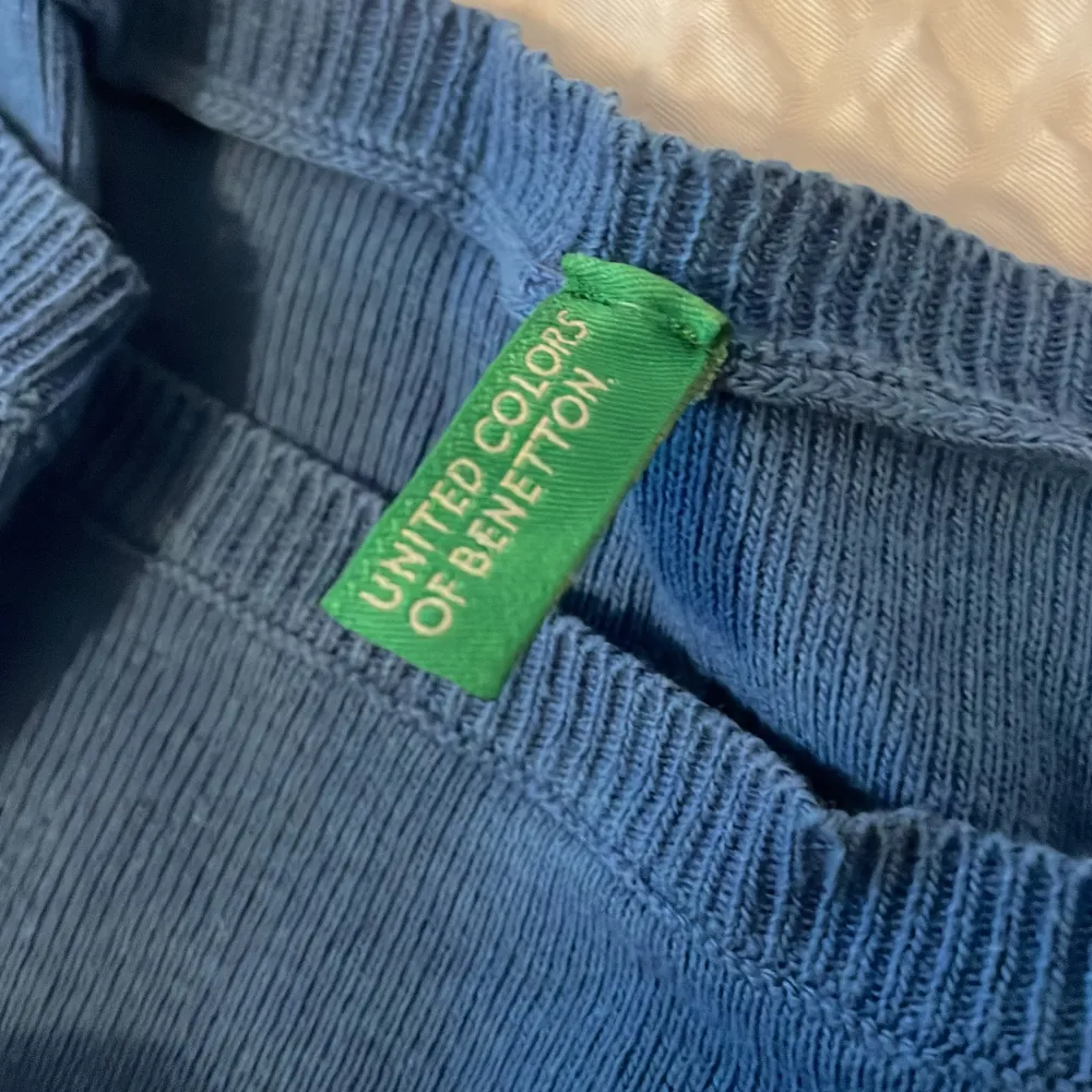 Säljer denna blåa tröja för att jag måste rensa kläder, för 85kr +frakt (pris kan diskuteras) ❤️ storlek oklart men mella Xs-S. Tröjor & Koftor.