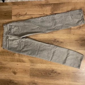 Jeans - Grå jeans från Gina tricot. Säljer då de är för små för mig. Det har blivit en liten reva vid sömmen till ena bakfickan (se bild 3) annars är dom i fint skick.