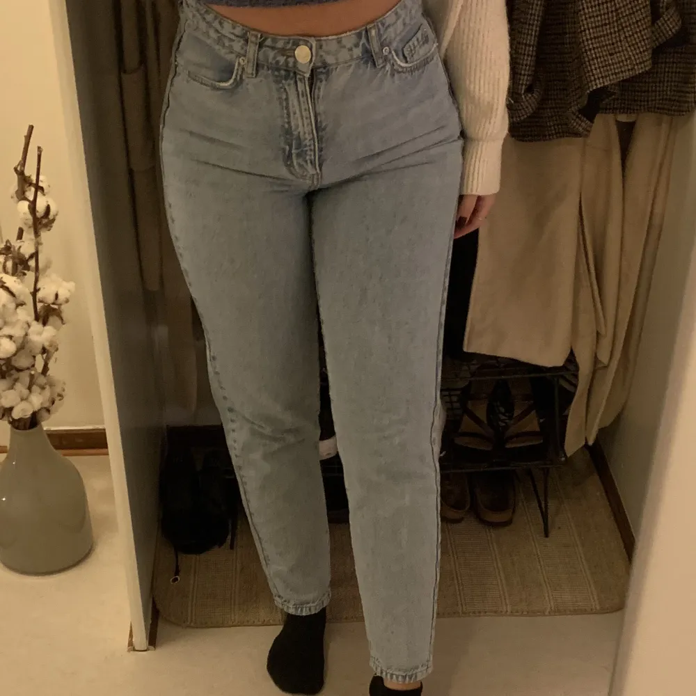 Momjeans i perfekt längd för mig som är 156 🌸. Jeans & Byxor.