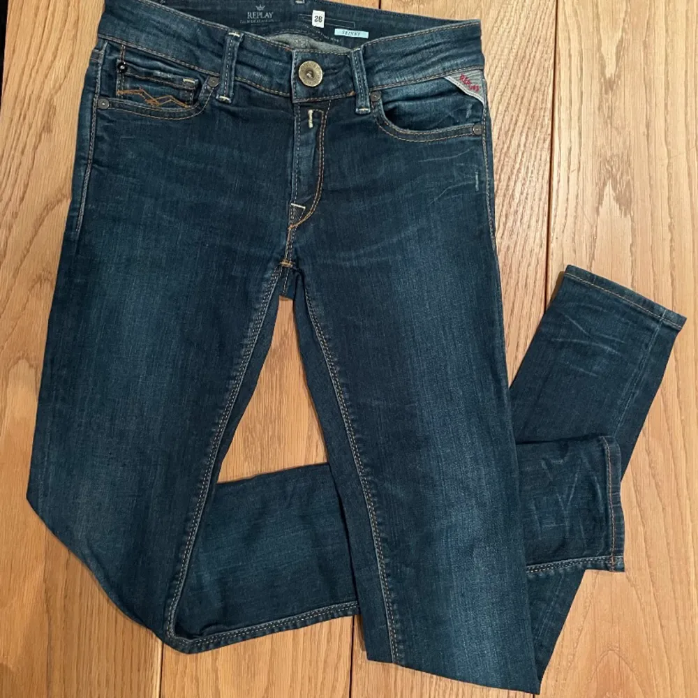 Jag säljer ett par jätte fina Replay jeans typ inte använda skick 8/10 modell luz stolek w26 l30 kontakta för fler bilder pris kan diskuteras. Jeans & Byxor.