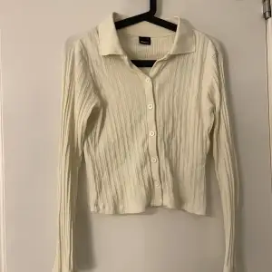 Tunn crémefärgad långärmad tröja med knappar från Gina Tricot, endast använd ett fåtal gånger! Sista bilden är lånad då den visar färgen på tröjan bättre!