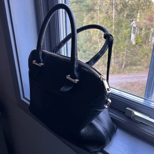 Väska  - En super fin väska som tyvärr inte kommer till användning längre 💗Färgen kan vara lite dålig på något ställe men annars är den i bra skick! 