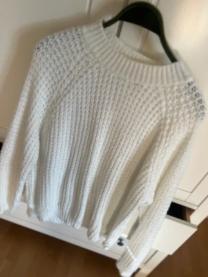 Stickad tröja - Mysig vit stickad tröja till hösten och vintern. Bra skick 