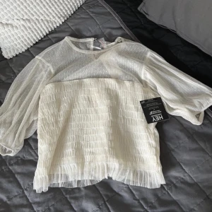 blus  - jättesöt blus från nelly som inte föll mig i smaken, helt ny med prislappar och allt kvar💞