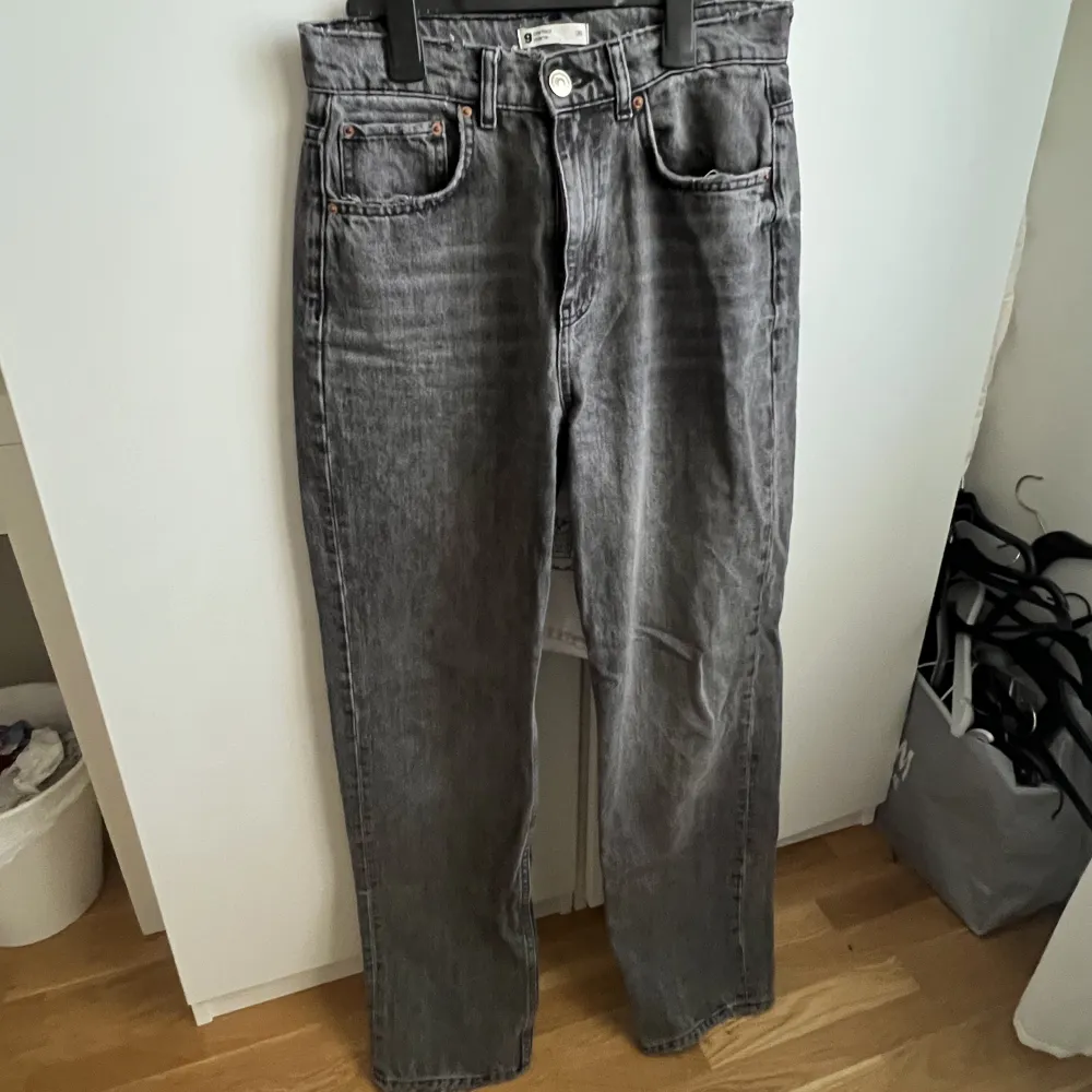 Säljer dessa as snygga mörkgråa jeansen från Gina tricot, modellen 90's straight. De är i storlek 36 och är i ny skick. Priset går att diskuteras 💕💕. Jeans & Byxor.