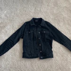 Jeansjacka  - Svart jeansjacka i Xs☺️