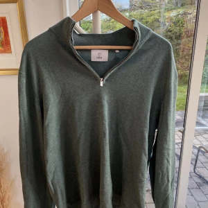 Half Zip stickad - En stickad half zip från Bläck som är använd 5 gånger (skrynklig på bilden)