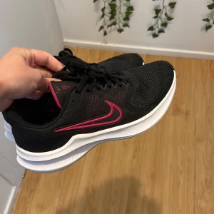 Nike skor - Använder bara några gånger i gymmet inomskor  Strl 38 