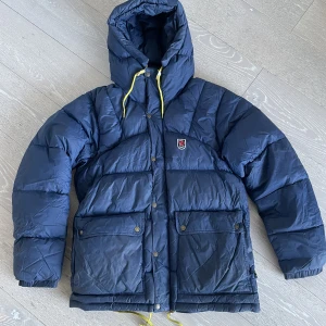 Fjällräven Expedition M - Säljer min blåa fjällräven expedition vinterjacka. Jackan är varsamt använd och i mycket bra skick. Köpte jackan 2022. Jackan finns i Stockholm men går även att posta. Hör gärna av dig vid frågor! 
