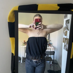 riktigt snygg topp - en riktigt snygg festtopp den by marlene birger. som man ser på bilderna går det att ha den både med och utan banden. den är nästintill oanvänd. 