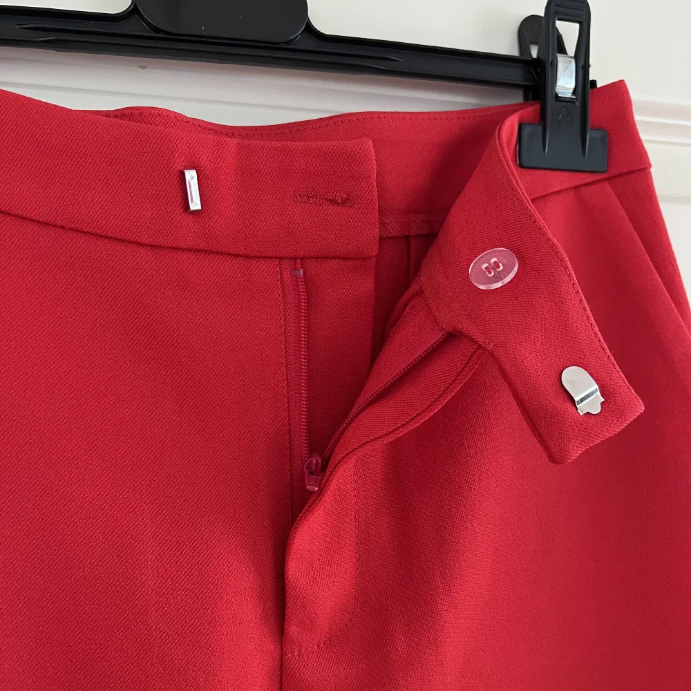 Röda kostymbyxor från Nakd. Endast använda ett fåtal gånger och är fortfarande i väldigt fint skick!!  Midjemått: ca 70 cm. Jeans & Byxor.