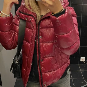 Dunjacka från superdry - Hej! Jag säljer nu min otroligt fina vinröda jacka från superdry. Jag älskar jackan men har tyvärr växt ur den. Det är förra årets modell och köpes i oktober förra året för 1499kr. Kontakta mig vid frågor!🩷