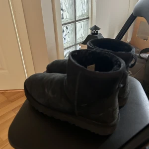 UGGS - hej jag säljer mina äkta Uggs men eftersom de är för stora för mig så säljer jag dom. använda en säsong så lite tecken på användning syns men annars fina. skriv till mig innan du köper och för mer info ❤️❤️❤️Köparen står för frakten