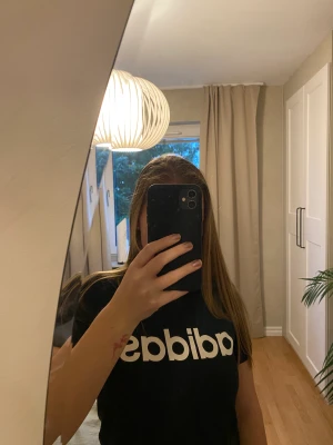 Adidas t-shirt - Svart Adidas t-shirt som knappt är använd. Trycket är som nytt. 🖤 Barnstorlek, men är som en xs. 
