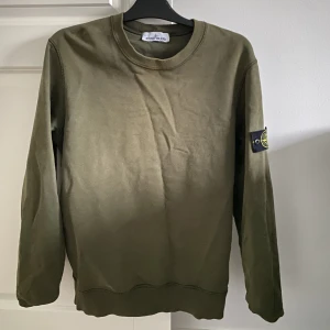 Stone Island - Säljer nu min Stone Island tröja i storlek M men skulle vilja säga att den sitter som mellan S och M.  Nypris: 2899kr  Mitt pris: 999kr  Skick 9/10.  Vid frågor är det bara att höra av sig!