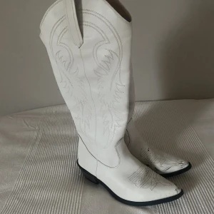 Vita stövlar - Jättefina vita stövlar som tyvärr inte kommer till användning mer! Storlek 39🤍 Lite skavanker från sulorna men går säkert bort med vit skoputs🤍 Tryck gärna på köp nu🤍