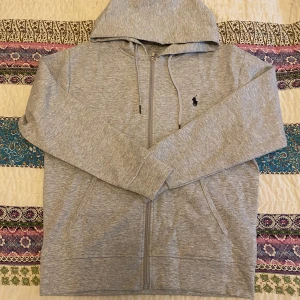 Polo Ralph Lauren Tech Zip Hoodie - Helt ny Polo Ralph Lauren Tech Performance Full Zip Hoodie, kondition 10/10, materialet är otroligt skönt, nypris är runt 1799 kr, vid fler frågor eller bilder hör gärna av er!