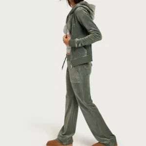 Juicy coutoure set - Säljer mitt juicy cotoure set, nypris cirka 2000 (både tröja och byxor)  Men säljer för 900 (hela settet)  Är som nyskick!💞