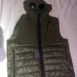 Väst  - Säljer nu min c.p company väst eftersom jag ej använder den så ofta längre, inhandlad på Ströms i Stockholm för 3800kr. Storlek 52 men är lite liten i storleken, sitter som en L men passar även M 