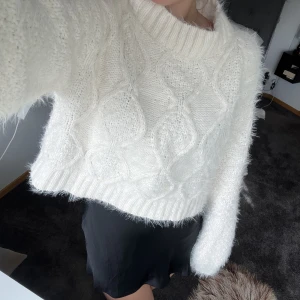 Vit stickad tröja  - Super fin och mysig stickad tröja. Använt fåtal gånger. Köparen står för frakten💕💕