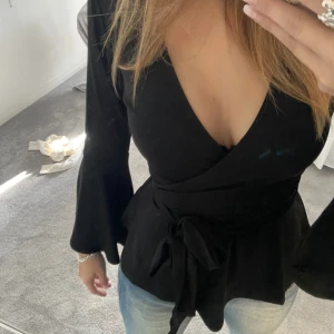 Svart blus - Säljer den här super fina svarta blusen då den inte kommer till användning. Storlek S 