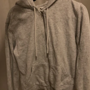 Zip hoodie - Inte tajt men inte baggie utan perfekt pssform för mig iallafall, ancänd några gånger men armarna är lite för korta på mig som har längre armar