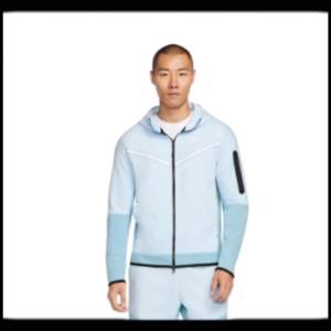 Light blue Nike tech fleece kofta oanvänd  skick 9/10 nypris 1100kr typ